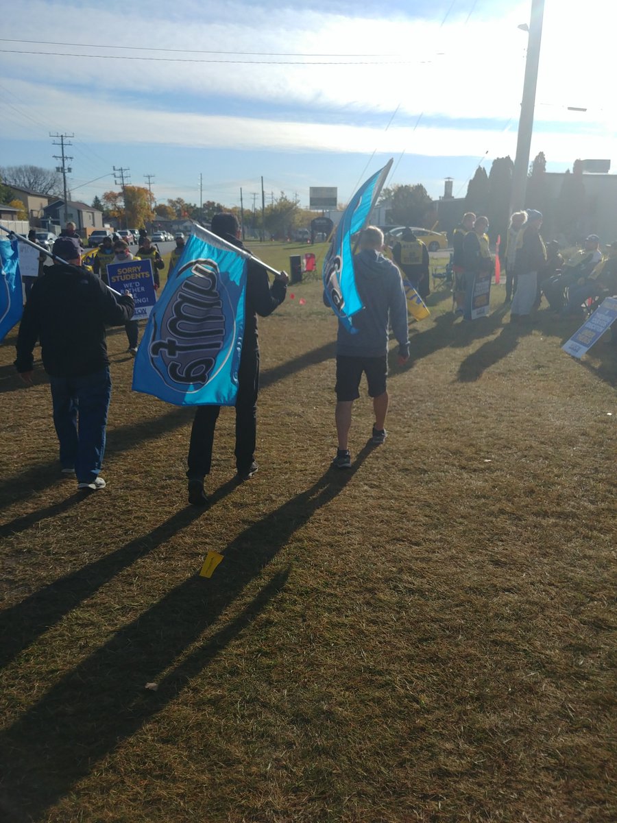 pnoelepistemo's tweet photo. En solidarité avec les chauffeurs d'autobus de la Winnipeg school division #mofa #appusb #mbpoli https://t.co/Pfrtkc5at8