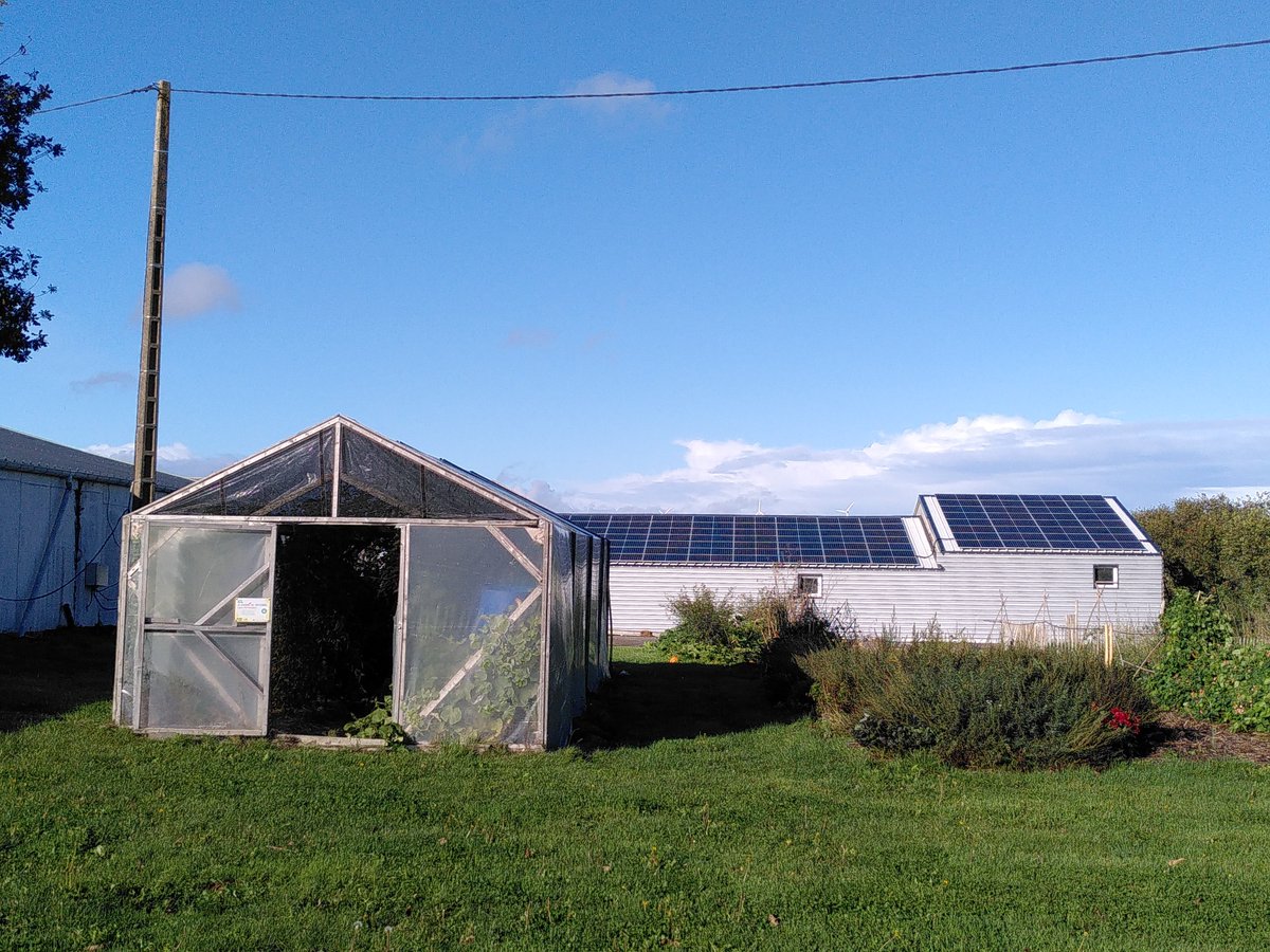dwatts_scic's tweet photo. Aux rencontres #TEPOS2020 , en Bretagne dans le hameau du Bigna. Le mix énergétique #photovoltaique / #Éolien fonctionne à plein : il fait beau plusieurs fois par jour ! https://t.co/knKAxGMWZm