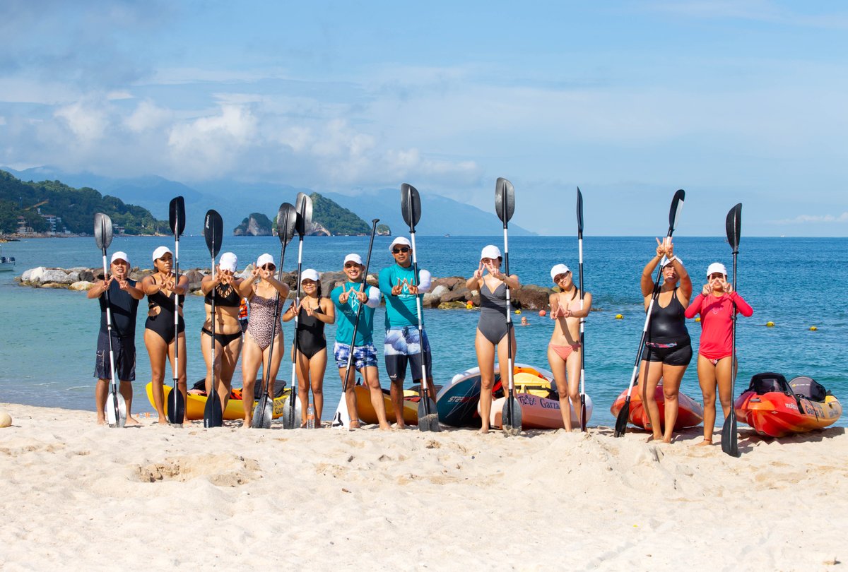 #TBT We closed the celebration of World Wellness Weekend México last Sunday with a fun kayaking trip to Mismaloya’s Los Arcos.  🤙 🌊  #worldwellnessweekend #wellness #healthylifestyle #Wellbeing #Nature #outdoor #bienestarmexico #worldwellnessweekendmexico