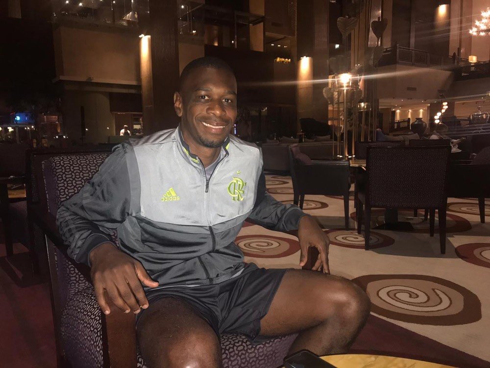 camilavicentea's tweet photo. Mídia: Juan foi esquecido na rodoviária, sem dinheiro da passagem,Flamengo malvadão🤬😡

Realidade: Faltou vaga no avião dos infectados e o Fla priorizou os jogadores, então o Juan ficou em um Hotel 5 estrelas comendo e bebendo do bom e do melhor aguardando um avião particular https://t.co/Iw6vDjiySc