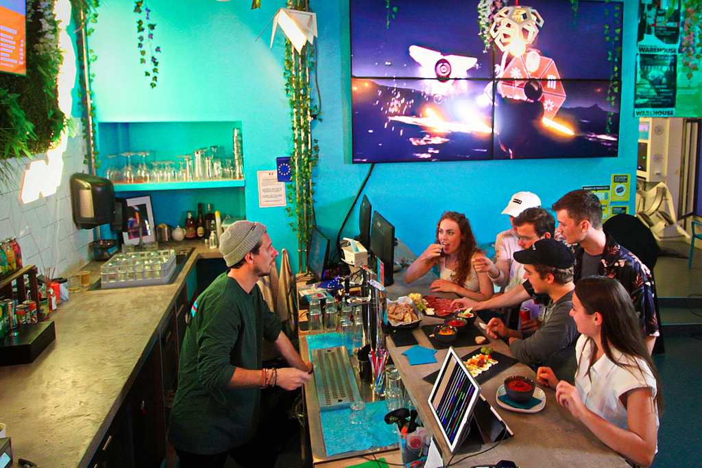 hypercubeCo's tweet image. Tu connais la formule Golden VR ? 2h avec nous, de la VR, des tapas, 2 conso par personne... Que demande le peuple ? 🤩
⏰ Profites de cette formule les mercredis et samedis de 18h à 20h et les dimanches de 17h à 19h ! ⏰
N'oublies surtout pas de ramener tous tes potes ! 😎