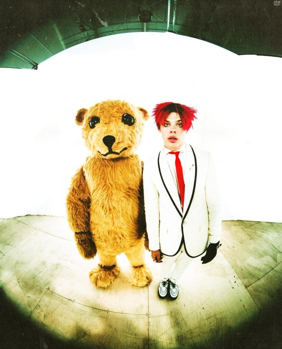 weird_brasil's tweet photo. MEU DEUS! YUNGBLUD ACABA DE LANÇAR O CLIPE DE "GOD SAVE ME, BUT DON'T DROWN ME OUT"!! O artista lança mais um hino, com clipe extremamente marcante para sua carreira, já deu seu stream? 
#godsaveme 🐻
#YUNGBLUD 

Link: https://t.co/9jsji6SnrS https://t.co/aa5EXdX0mt