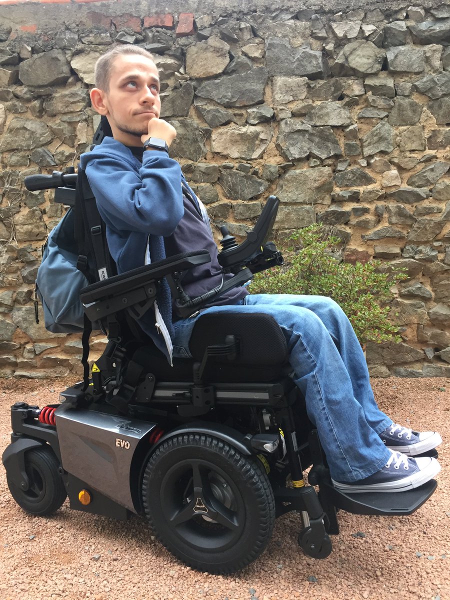 Tiens un nouveau fauteuil 
Un nouveau record du monde en perspective ? 🤔
#nouveaufauteuil #wheelchair #newwheelchair #record #recorddumonde #worldrecord #objectifrecord #geoffreydérape #dérapage