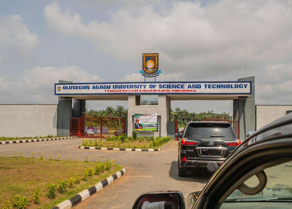 sama_on_point's tweet photo. When they attack AKETI's Education policies, I laugh at their ignorance.

The @RotimiAkeredolu's admin breathe life into the comatose OAUSTECH, despite the huge decline in IGR from ~N10bn to ~N4bn.

FACT: OAUSTECH was a near abandoned site before AKETI.

#AketiForEight https://t.co/eSxGx0Xc0c