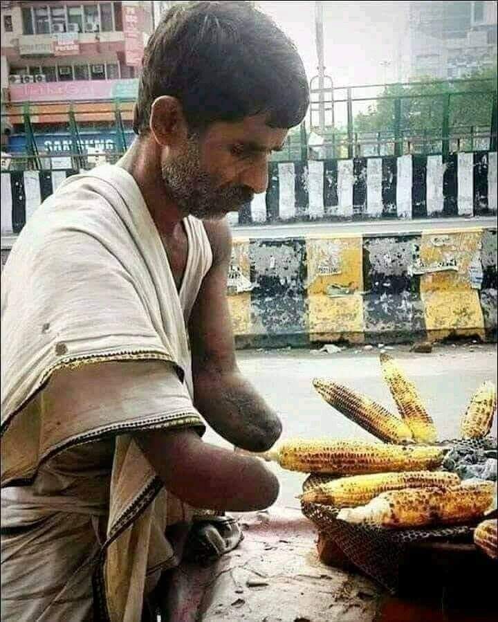bihari_babul's tweet photo. इनके स्वाभिमान को मेरा शत शत नमन, जिन लोगों को लगता है उनके जीवन में बहुत मुसीबतें हैं उन्हें इनसे प्रेरणा लेकर हर हाल में आगे बढ़ना चाहिए।
🙏🙏 https://t.co/V4hYfXIz5R