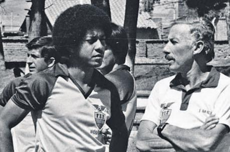 AntonioUbilla1's tweet photo. La selección Ecuador en 1983 tuvo un diseño de su camiseta muy parecido al que se ha escogido en este año 2020 https://t.co/k2bXSfpuMD