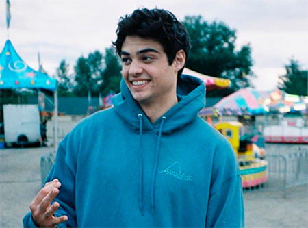 NoSoyAlexOk's tweet photo. ¿No les pasa que algunos famosos de Hollywood tienen ALGO que re dan ARGENTINOS?
En los ojos, la actitud, no sé, ALGO.

Por ej. Marisa Tomei tranquilamente te atiende en Todo Moda y te dice "negry".
Noah Centineo es el cadete de la empresa atorrante que toma mate pero nunca ceba. https://t.co/98ZOAN15qW