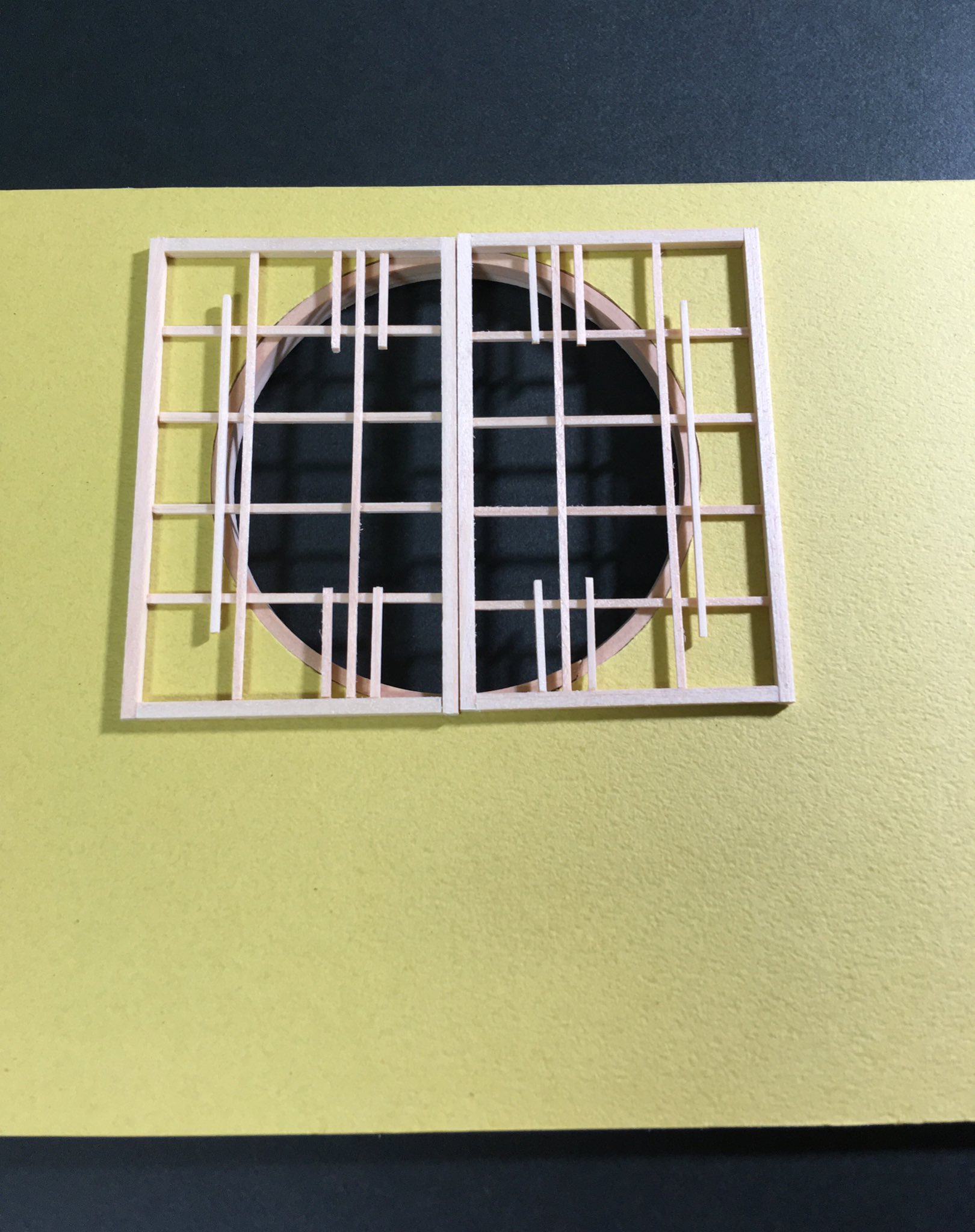 Gomadango 山吹色の壁紙にしてみたけど 写真だと色の雰囲気が少し違うなぁ 第二段は少しごちゃついてしまったかもs 和風ドールハウス ドールハウス 丸窓 障子 折りたたみ式 ねんどろいど刀剣男子 T Co Hy2vbh1gp0 Twitter