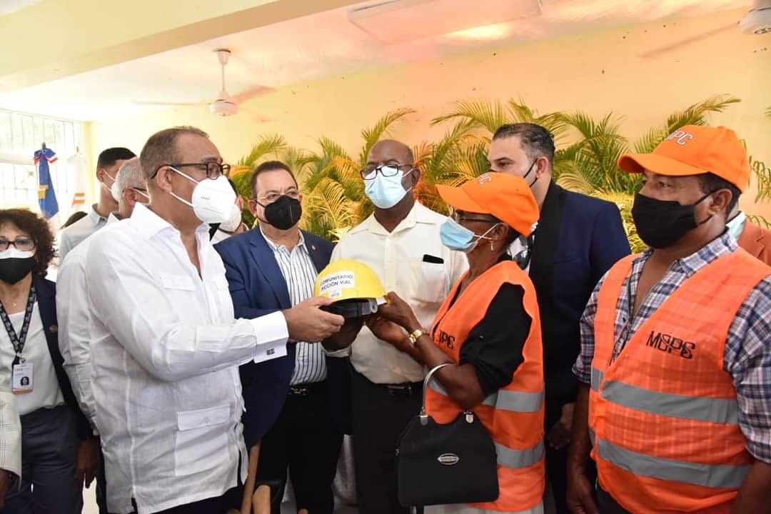 RDMOPC's tweet photo. Ministro @DeligneAB deja inaugurado el programa Comunitario Acción Vial "Peón Caminero".  Creando empleos,
dando mantenimiento a caminos vecinales y vías rurales con la gente  de ahí.

#MOPCllevaelcambioHatoMayor.
#MOPCcambia 
#EstamosCambiando https://t.co/xIb81WetQW