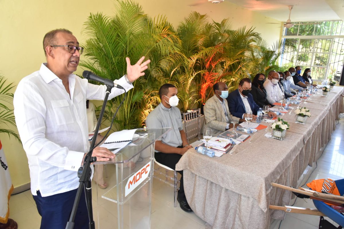 RDMOPC's tweet photo. Ministro @DeligneAB deja inaugurado el programa Comunitario Acción Vial "Peón Caminero".  Creando empleos,
dando mantenimiento a caminos vecinales y vías rurales con la gente  de ahí.

#MOPCllevaelcambioHatoMayor.
#MOPCcambia 
#EstamosCambiando https://t.co/xIb81WetQW