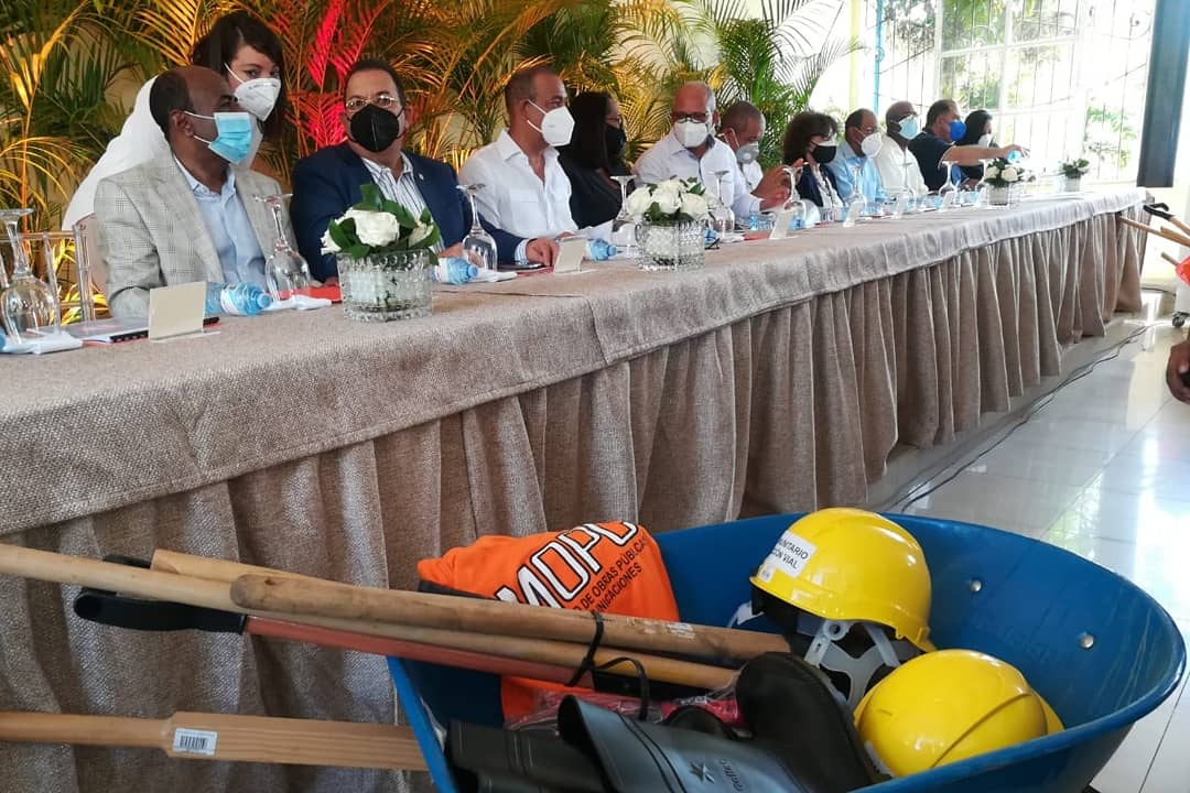 RDMOPC's tweet photo. Ministro @DeligneAB deja inaugurado el programa Comunitario Acción Vial "Peón Caminero".  Creando empleos,
dando mantenimiento a caminos vecinales y vías rurales con la gente  de ahí.

#MOPCllevaelcambioHatoMayor.
#MOPCcambia 
#EstamosCambiando https://t.co/xIb81WetQW