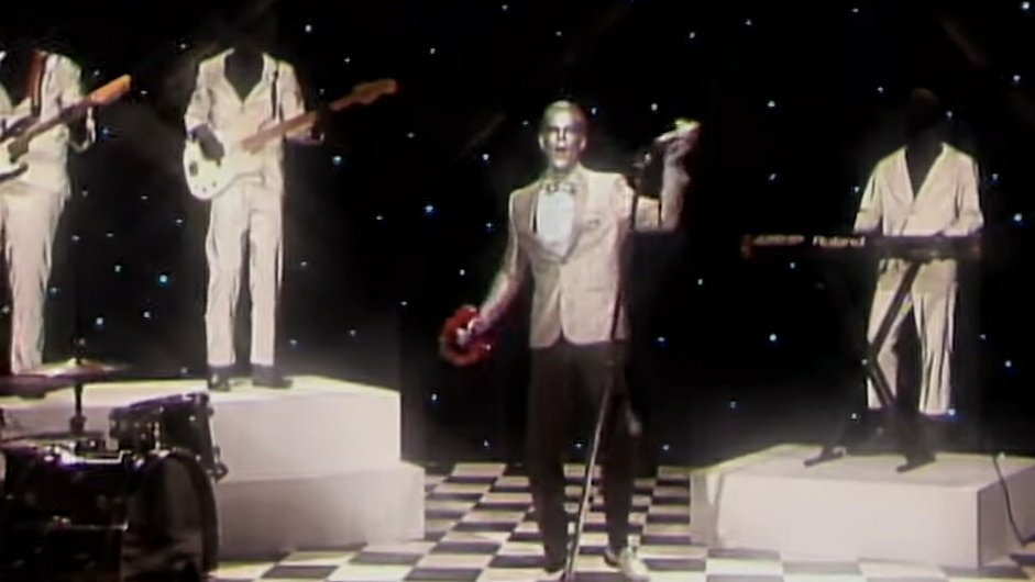 weird_brasil's tweet photo. Servindo MUITA estética The Neighbourhood lança o mv de "Lost in Translation". A banda foi perspicaz misturando as vibes de futurismo e nostalgia. O que acharam do clipe? 
Link: https://t.co/JbLzpzsQ41

#lostintranslation #theneighbourhood https://t.co/outEYaxEz2