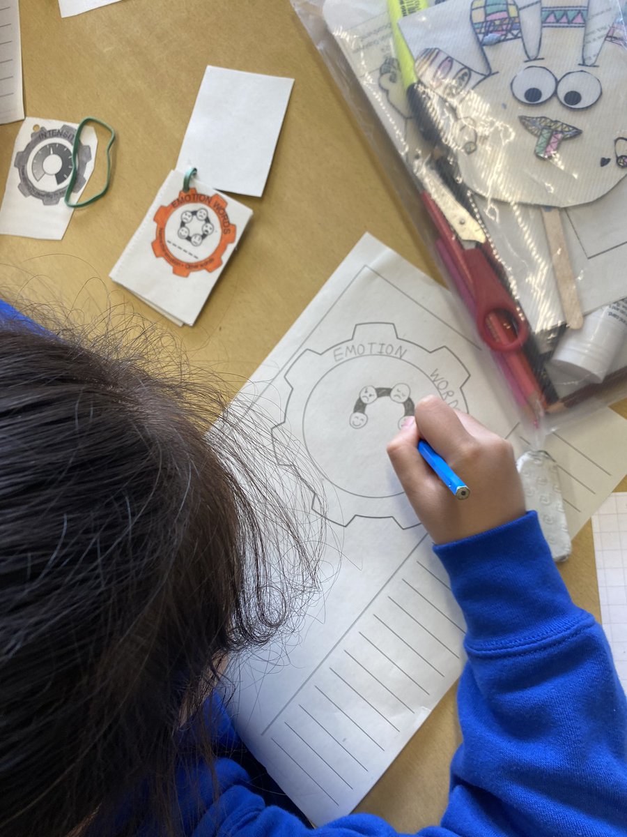 DeanburnPS_P3's tweet photo. Taking a closer look at the @EmotionWorksCIC Orange Cog 🟠⚙️ #emotionwords #orangecog #fivecogmodel #recoverycurriculum #healthandwellbeing #emotionwords https://t.co/Y2mUXXuQbS