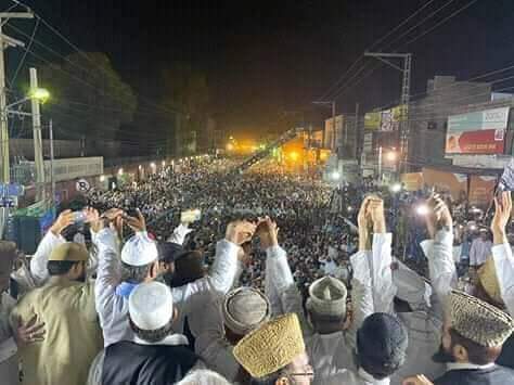 innocentdeshani's tweet photo. راہِ عشق مصطفٰی تک جانے والے راستے
الفتِ آل محمدﷺ اور ولائے یار غار

تھی سدا پیشِ نظر جس کے رضاۓ مصطفیٰۖ
کیسے ممکن فاطمہ کا دل دُکھاۓ یارِ غار

کرچکے ہیں ہم تو سَودا جان کا بوبکرؓ سے
تو ہی رکھنا اب بھرم اس کا خداۓ یارِغار
#AzmateSahabaOAhlebaitMarch https://t.co/JPB8FlKtws