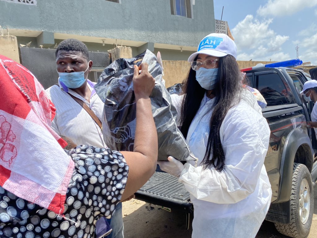 DavidIbikiri's tweet photo. During the lockdown, everybody in my community was expecting to be immunized by the government after the whole up and down things,But the government failed, so I came out today and told them that Tacha is coming to immunize us and everybody is happy and ready. 
#TachaImmunizeUs https://t.co/mUNgoy6cI0