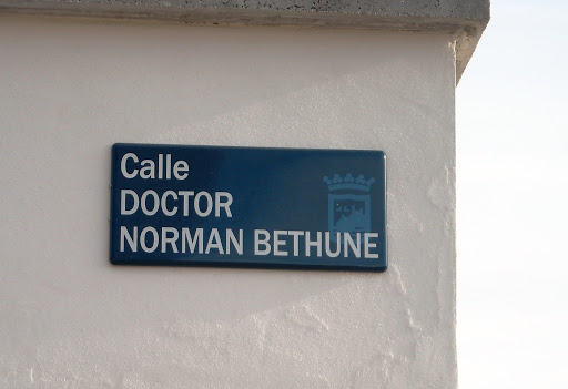 Si vives en Málaga es posible que hayas pasado por una calle llamada Doctor Norman Bethune y quizás te haya parecido inusual observar un nombre extranjero en el letrero sin darle mayor importancia. Hasta que un día te encuentras un hilo en Twitter y conoces su historia.