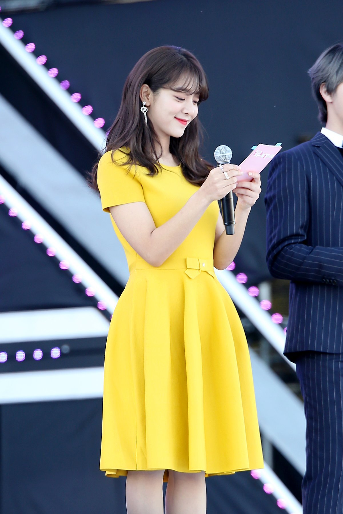 대놓고 화려하게 이목구비 큼직큼직한 설인아.jpg - 스퀘어 카테고리