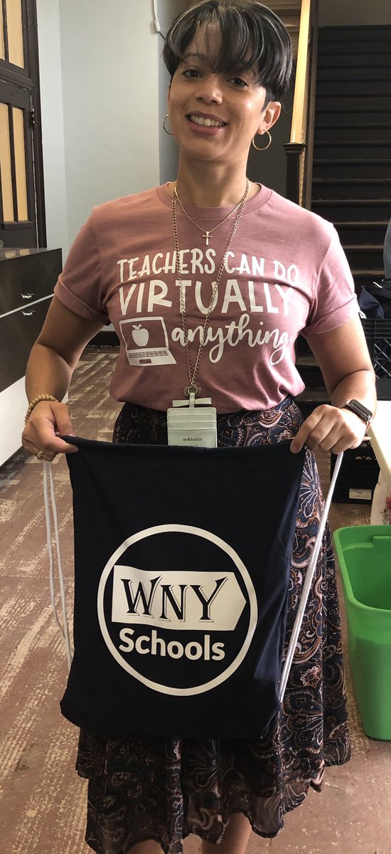 3rdgradejays's tweet photo. 3rd grade supply pick up today at HLB! We ❤️❤️❤️❤️❤️ meeting our students in person! #remotelearning https://t.co/wYHI9XG77t