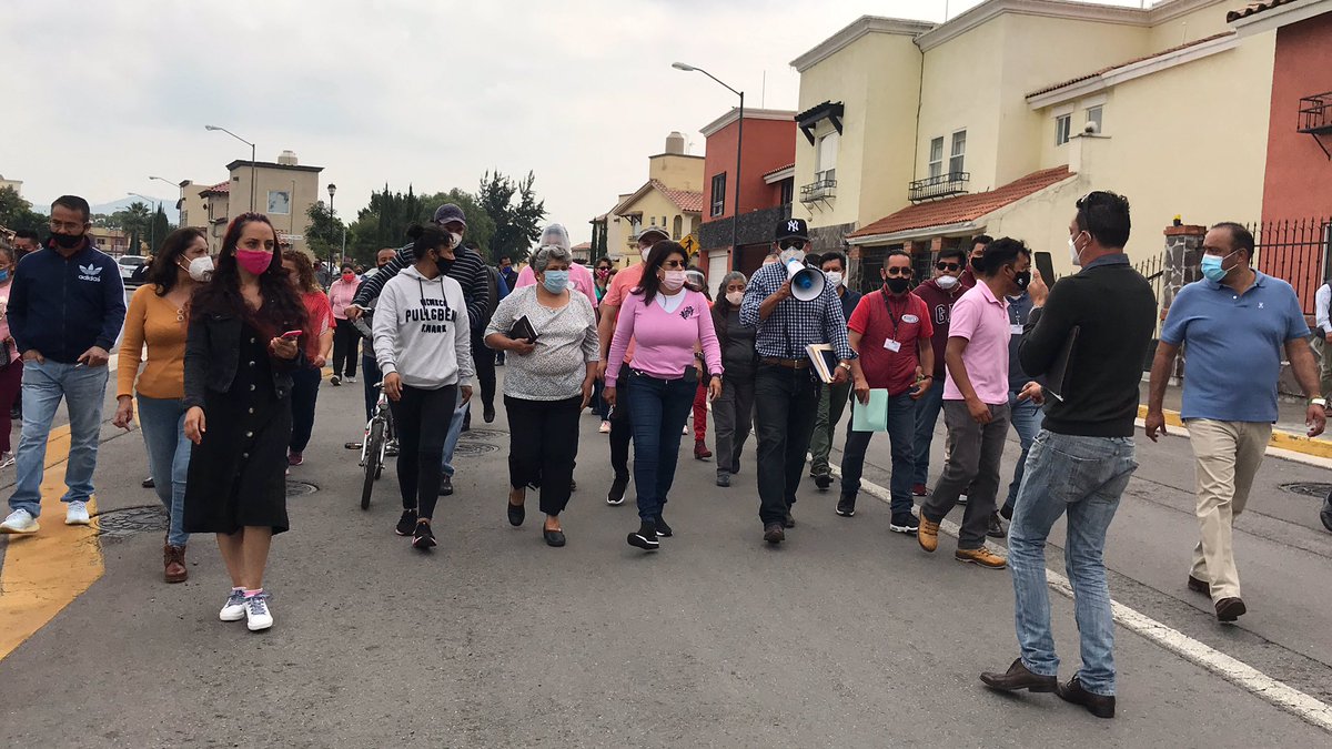 Recorre la presidenta municipal Mariela Gutiérrez Escalante, el fraccionamiento Real Toscana, para verificar que se dé atención a las necesidades de los condóminos.