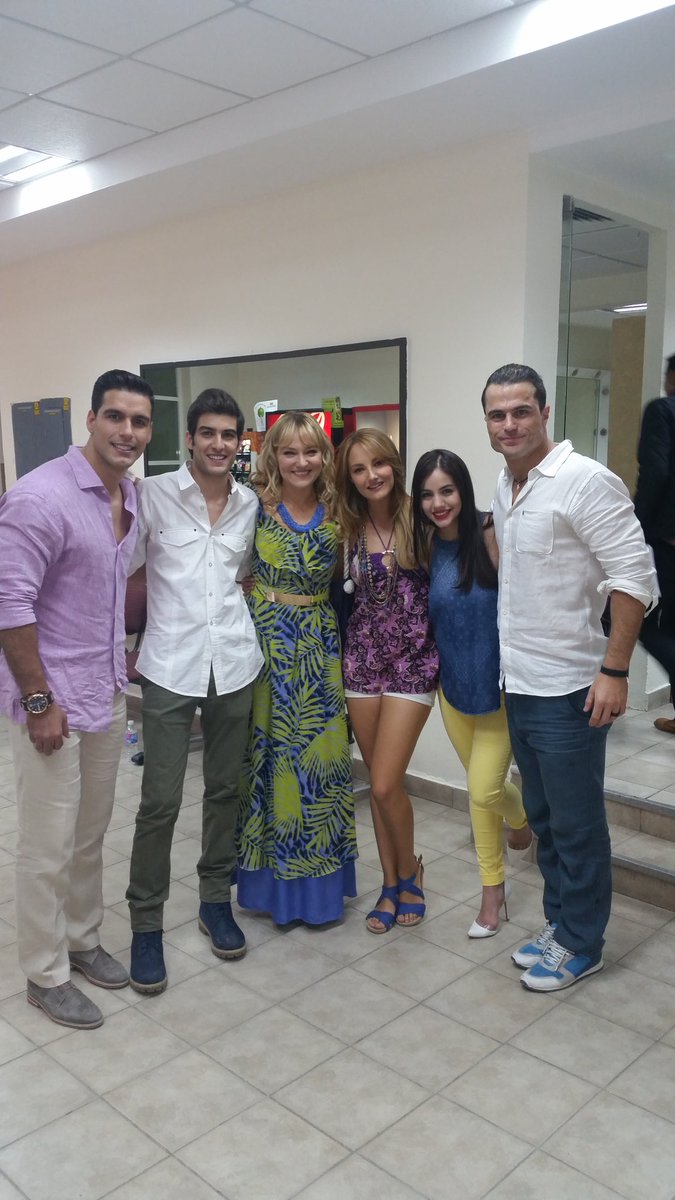 #tbt de #AQueNoMeDejas2 con los hermosos y talentosos <a href="/MayaMishalskaOf/">Maya Mishalska</a> <a href="/LennyDLaRosa/">Lenny De La Rosa</a> <a href="/JpabloGil/">Juan Pablo Gil</a> <a href="/JadeFraserMx/">Jade Fraser</a> <a href="/elavelden/">Ela</a> <a href="/nashcasan/">Ignacio Casano</a> en un break de las grabaciones 🥰❤ #MayaMishalska #LennyDeLaRosa #JuanPabloGil #NachoCasano #JadeFraser #ElaVelden 👏🏽😊