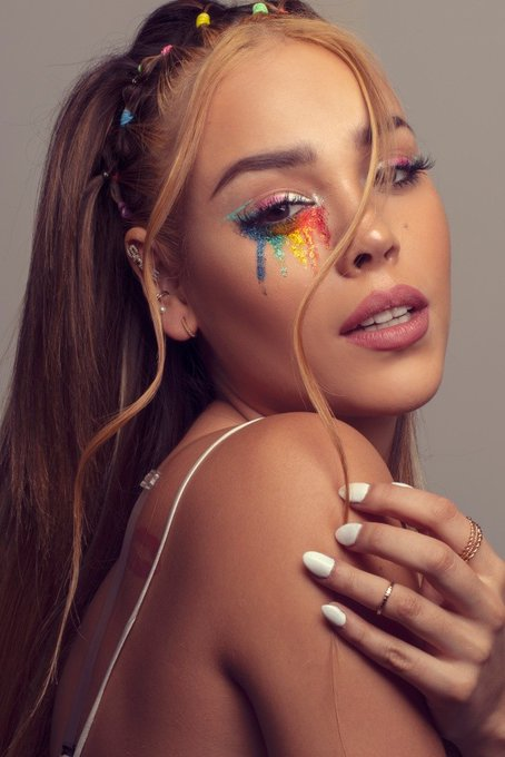 weird_brasil's tweet photo. GENTE? Segundo rumores, Pabllo Vittar e Danna Paola vão lançar uma parceria HOJE durante o #MTVMiaw2020! Lembrando que a mãe de Pabllo revelou em um áudio que irá ter várias novidades durante o evento. VEM AI?? 
#MTVMIAW https://t.co/UzNiHmaIr5