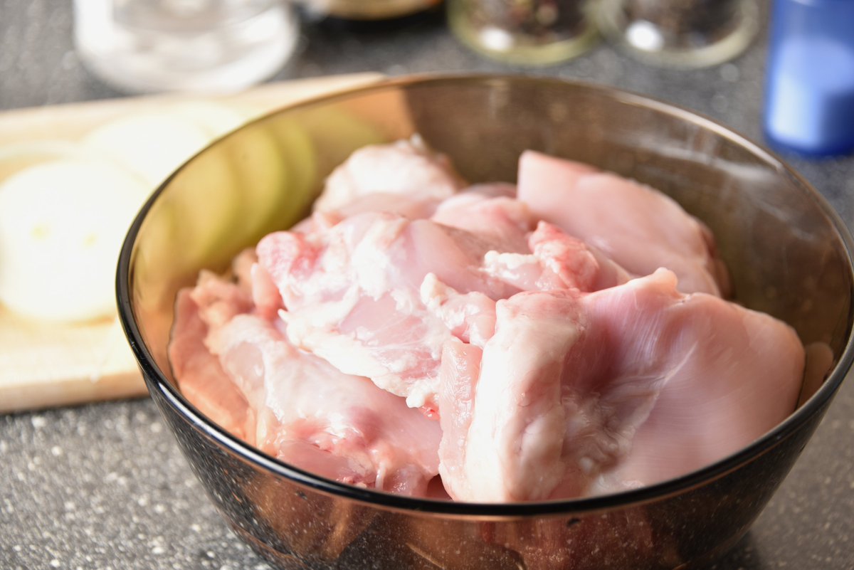 USDAFoodSafety's tweet photo. Washing, rinsing and/or marinating meat or poultry in saltwater, lemon juice or vinegar will not destroy bacteria! Only cooking to a proper internal temperature will kill harmful bacteria. Always use your food thermometer to check, all poultry is safe at 165 F! 🌡️ https://t.co/faPu8ob569