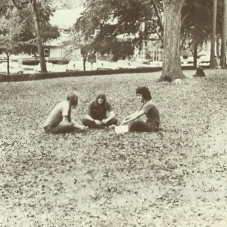 GeorgiaCollege's tweet photo. The first week of fall has not disappointed! Looking forward to enjoying afternoons on Front Campus and looking at the leaves change just as these students did in 1974. #georgiacollege #tbt #throwbackthursday #frontcampus #campusbeauty https://t.co/ugQfDlNUnD