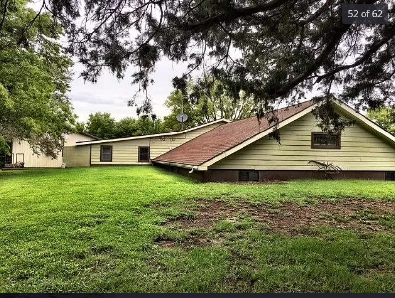 bestworstzillow's tweet image. Didja #SeeThatSunday? No; it didn't collapse. It's a #splitlevel #inground rock home. Like a #hobbithouse, but not as cute. We guess if you live in #tornadoalley, this is a good option🤔

#BestAndWorstOfZillow 
#RealEstate 
#InGroundHomes 
#SplitLevel