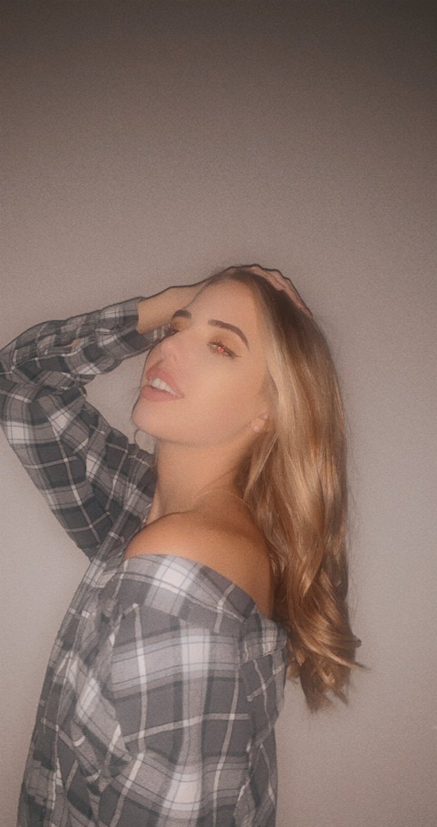 starnes_kylee's tweet photo. Is now a good time to bring out the flannel? 🖤🍂 https://t.co/DYyxy0U6NC