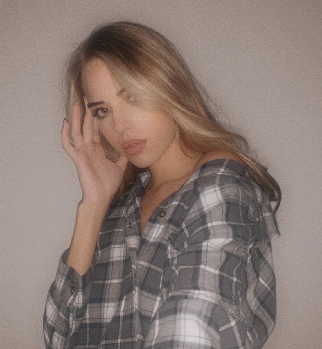 starnes_kylee's tweet photo. Is now a good time to bring out the flannel? 🖤🍂 https://t.co/DYyxy0U6NC