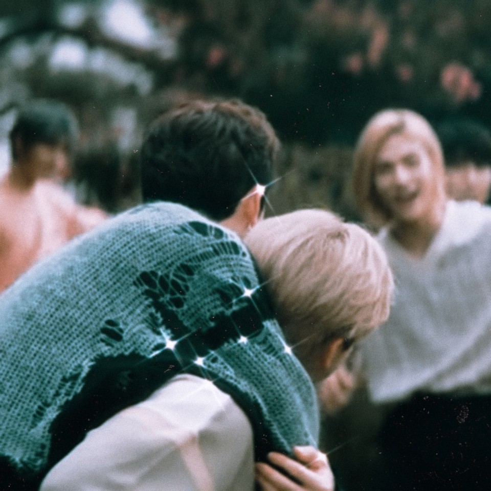 misobluu's tweet photo. "You're my everything in the end." — EX (2020) https://t.co/HqQt6ncwkn