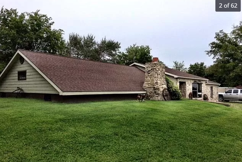 bestworstzillow's tweet image. Didja #SeeThatSunday? No; it didn't collapse. It's a #splitlevel #inground rock home. Like a #hobbithouse, but not as cute. We guess if you live in #tornadoalley, this is a good option🤔

#BestAndWorstOfZillow 
#RealEstate 
#InGroundHomes 
#SplitLevel