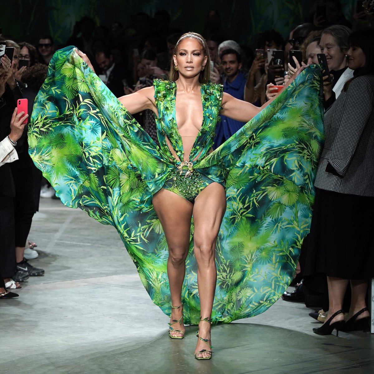 who wore it better???

RT for sada baby
LIKE for jlo