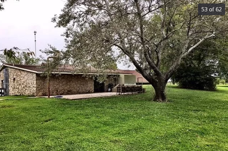 bestworstzillow's tweet image. Didja #SeeThatSunday? No; it didn't collapse. It's a #splitlevel #inground rock home. Like a #hobbithouse, but not as cute. We guess if you live in #tornadoalley, this is a good option🤔

#BestAndWorstOfZillow 
#RealEstate 
#InGroundHomes 
#SplitLevel