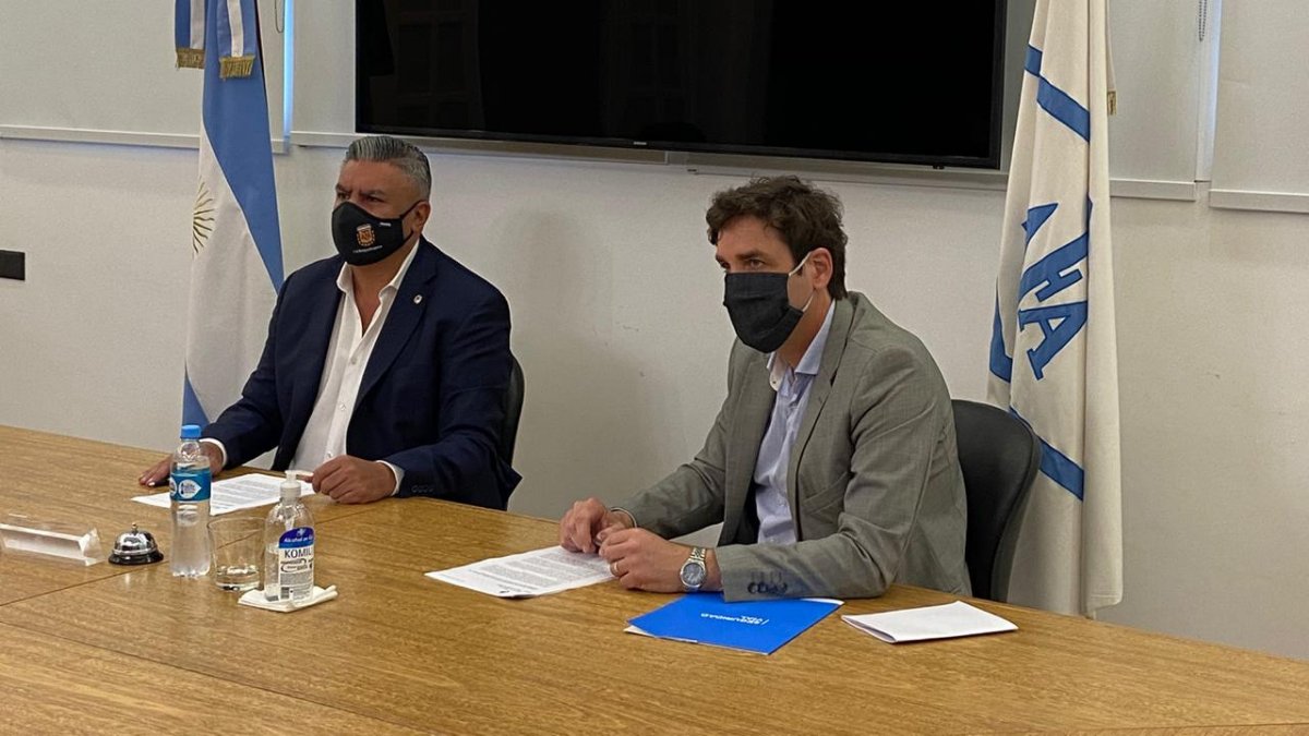ANSV_Ar's tweet photo. El director ejecutivo @pmcarignano firmó un convenio de cooperación con @tapiachiqui para que la @afa y la ANSV realicen capacitaciones y lleven adelante acciones de concientización y promoción de la #SeguridadVial. https://t.co/TZKcoY2MJa