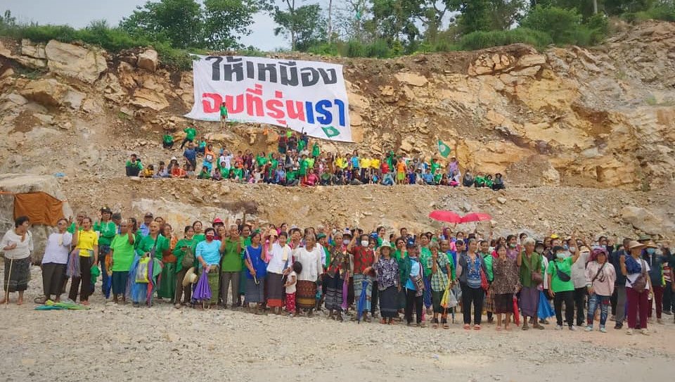 peacenotshutup's tweet photo. ขอความกรุณาทุกคนช่วยให้ความสนใจกับเรื่องนี้กันสักครู่ได้ไหมคะ
กลุ่มชาวบ้าน ต.ดงมะไฟ ต่อสู้คัดค้านการทำเหมืองหินปูนมา26ปีแล้วค่ะ มีคนถูกลอบสังหารไปแล้ว 4 ศพ ปัจจุบันยังถูกขู่ฆ่าอีก #ปลื้มพ่อมึงเป็นเหี้ยอะไร https://t.co/qsz0AXCpIt