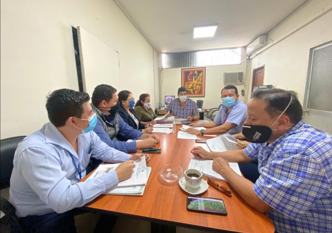 RobCornejo18's tweet photo. Reunida Comisión de Terrenos.
Revisamos datos técnicos luego de varias inspecciones en territorio junto a los concejales Rocio Luna y YovanniQuimi. Nos acompaña Director de Urbanismo y Técnicos del GAD. #prontonoticias. https://t.co/dNa4GSwVwT
