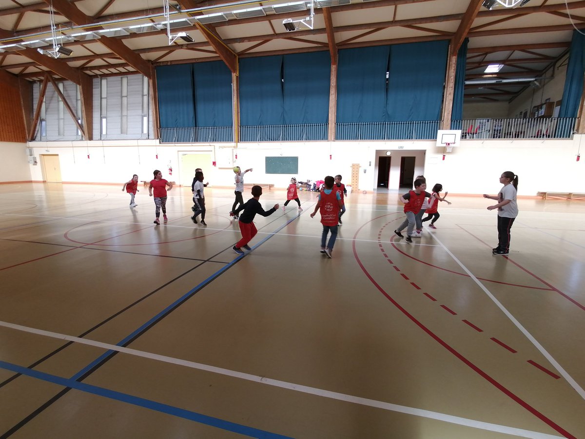 EPAndaine's tweet photo. Séance Tchouk ball pour les ce2, une découverte, grâce au matériel emprunté à @USEP_61 https://t.co/bysgaMe5p4