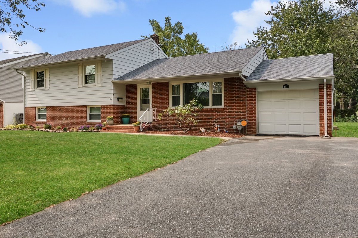 FindShoreHomes's tweet photo. OPEN HOUSE WEEKEND BOTH SATURDAY AND SUNDAY 12-2PM
3 bedrooms, 1.5 baths and attached garage offered at $315k https://t.co/Fnm0NBQ1fI