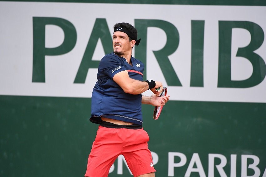 Hace menos de 3 años estuvo cerca del retiro. Ha vivido con el peso del apellido de su padre en sus espaldas. Estuvo en el infierno y volvió. Hoy set abajo y 0-3 en el último parcial. Salvó dos match points con una personalidad que hace mucho no veía. ¡Tus huevos, EMILO GOMEZ! https://t.co/WodbASwmr3