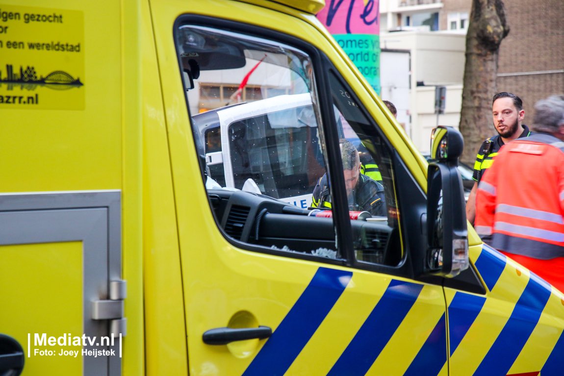 mediatvnl's tweet photo. Even een WTF momentje voor de mannen van de ambulancedienst op de Goudsesingel in Rotterdam vanavond. Ze waren bij een ernstige aanrijding ineens buitengesloten bij hun voertuig. Raampje eruit en weer door, alles om het slachtoffer zo snel mogelijk in het ziekenhuis te krijgen. https://t.co/CMyI5Fqzsr