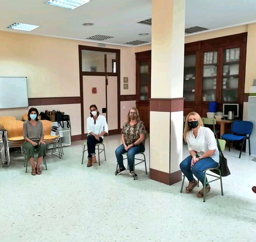 lola_rueda's tweet photo. #Proyectos pioneros en #LCEJerez, logros en #formación y #empleo, y una gran sorpresa del #equipo... ¡La imagen de #SuperLola! 

#Gracias #20mujeresextraordinarias #Ilovemyjob #transformacióndigital #innovaciónsocial #orientaciónlaboral #LanzaderasConectaEmpleo

@AreaEmpleoFSMLR https://t.co/Qp2IK6s2z4