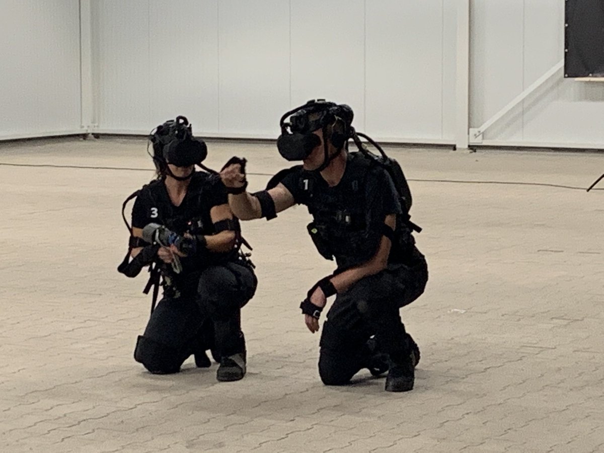 Ymkoattema's tweet image. Als dit geen #vakbekwaamheid 2.0 is... training manschap @BrandweerTwente met #REDSUIT en waargenomen met #Smartview. #virtualreality #brandweer #innovatie