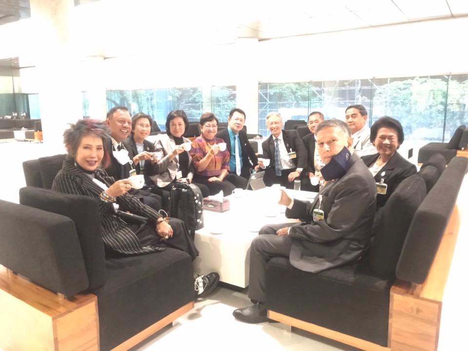 จำหน้าพวกมันไว้ค่ะ อีพวกสวะตัวเหี้ยที่หักหลังประชาชน ปาหี่ทำว่าจะแก้และรับร่าง พูดน้ำท่วมทุ่งวาดวิมานมีกุญแจเปิดทาง สุดท้ายมึงแกงกลางสภา 
ภาพจาก FB : สวะครูหยุย ภาพมันอยู่ครบดี 
 #ไปสภาไล่ขี้ข้าศักดินา 
#RepublicofThailand 
#ปลื้มพ่อมึงเป็นเหี้ยอะไร