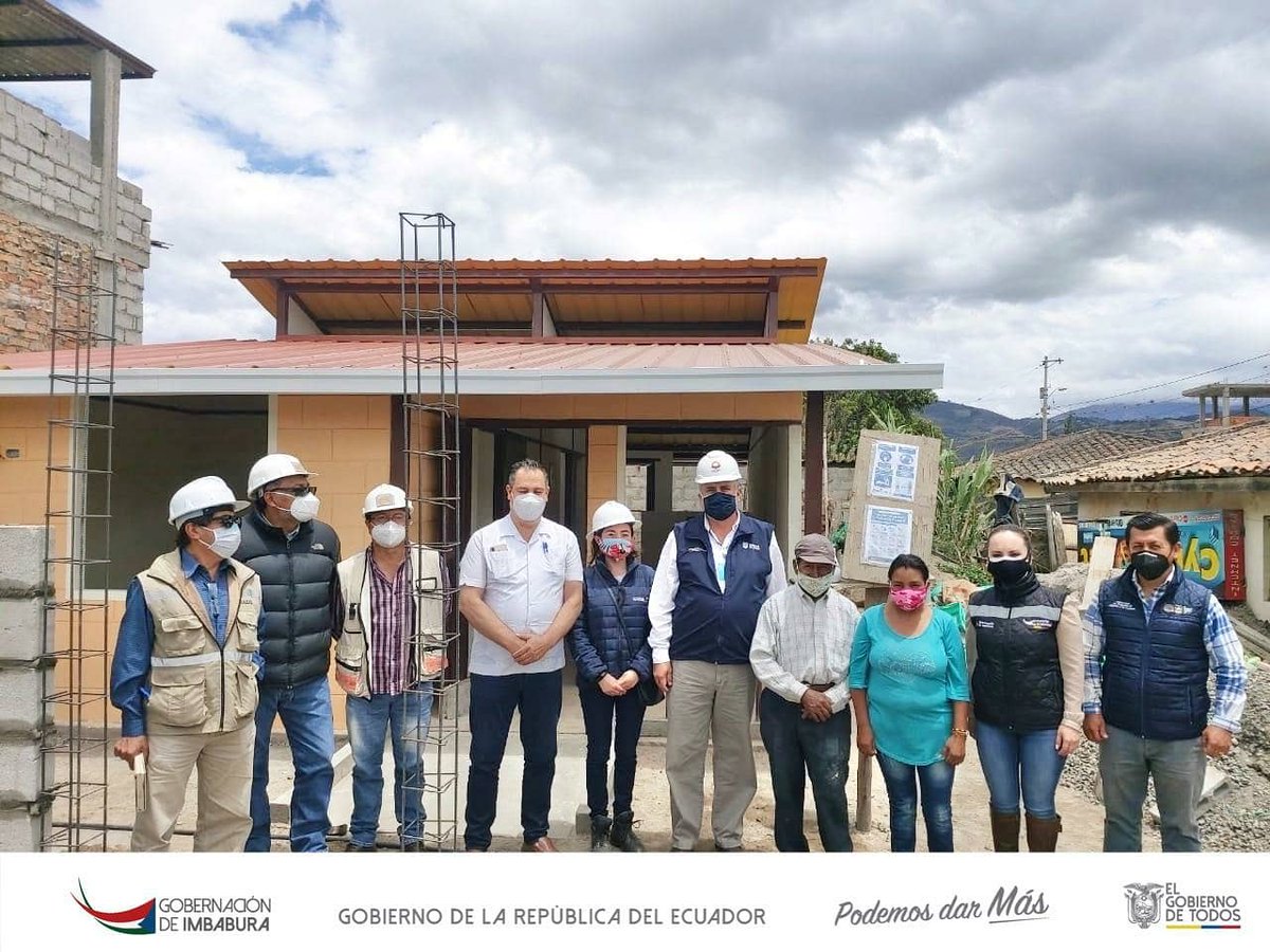 goberimbabura's tweet photo. AHORA || En #Pimampiro verificamos los trabajos finales del proyecto #CasaParaTodos junto al ministro #JulioRecalde  @MIDUVI_EC. 
"Una inversión de 7'699.000 dólares que benefician a 1.668 familias a nivel provincia, es el trabajo del #GobiernoDeTodos" https://t.co/u9cxpRqIYI