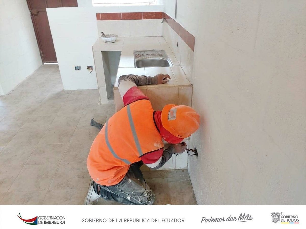 goberimbabura's tweet photo. AHORA || En #Pimampiro verificamos los trabajos finales del proyecto #CasaParaTodos junto al ministro #JulioRecalde  @MIDUVI_EC. 
"Una inversión de 7'699.000 dólares que benefician a 1.668 familias a nivel provincia, es el trabajo del #GobiernoDeTodos" https://t.co/u9cxpRqIYI
