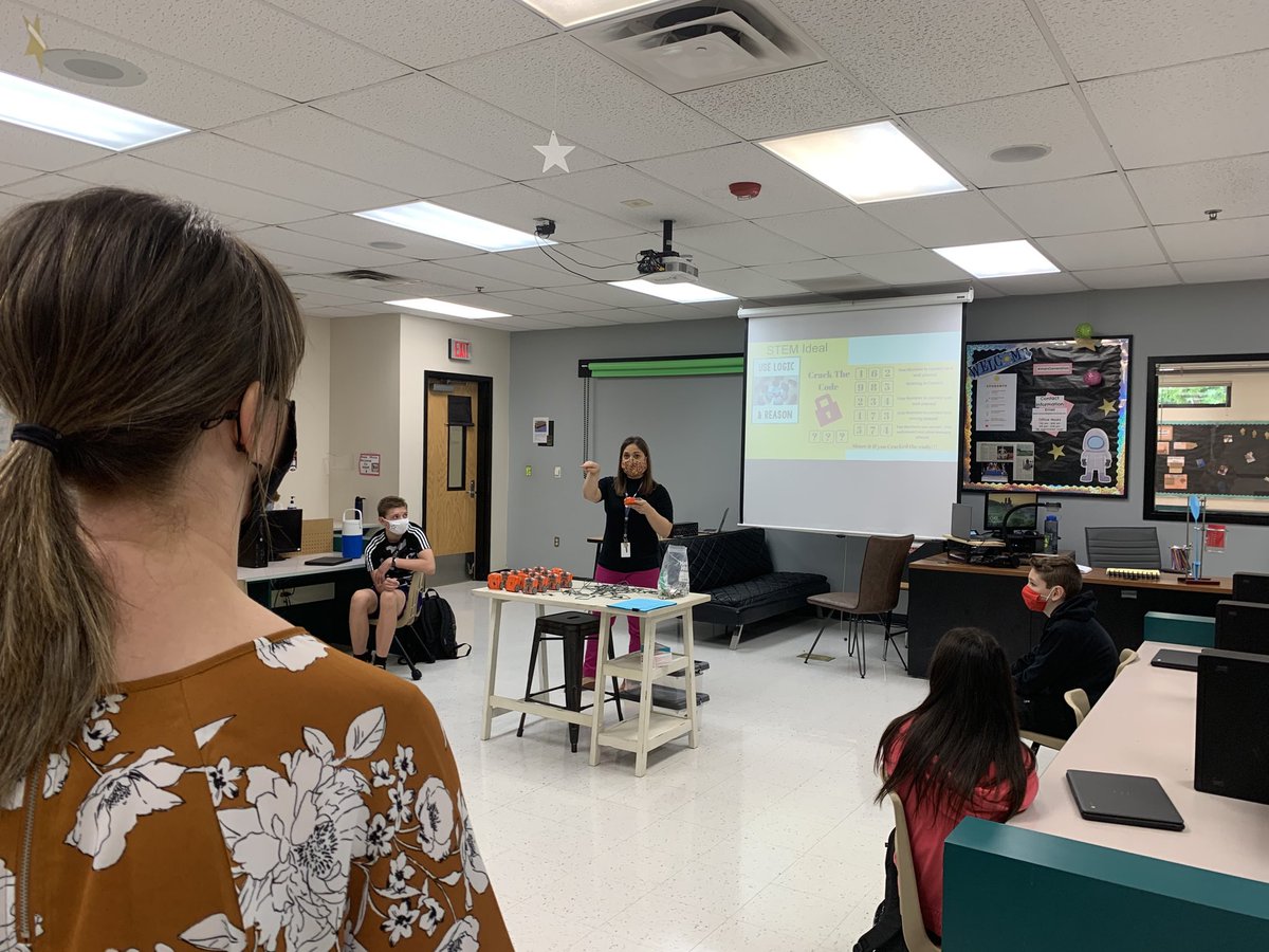 Two of GPS best! Robotics and programming at SVJH! April Lesher and Alexis Mason!  What a lesson and what lucky students!!!⁦   @SVJHMrDumas⁩ ⁦@MrsAlexisMason⁩ ⁦@aelesher⁩