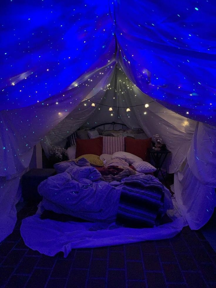 как сделать шалаш на кровати. кровать bed tent. палатки из одеял и подушек. палатки из одеял и подушек. уютный домик из подушек.