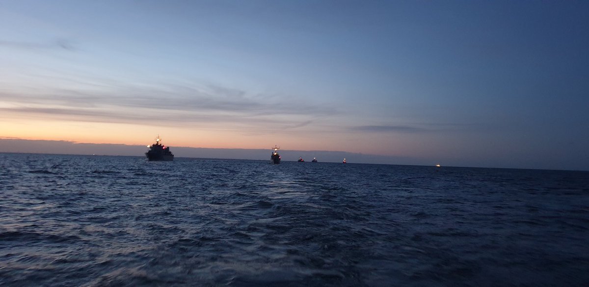 RonaldWester80's tweet photo. Net een sailpast gehouden ter afscheid van de Duitse vrienden van de Grömitz (Just held a sailpast to say goodbye to our German friends of the Grömitz). @SNMCMG1 @kon_marine @C_SDAM #Grömitz https://t.co/u7VFDsYIPz