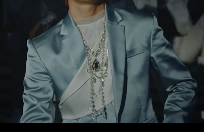 TaeyongThe sash was the perfect touch with him being the leader and I love the trend of him wearing cropped jackets. The necklaces and sparkly belt put this in my top 3 I think